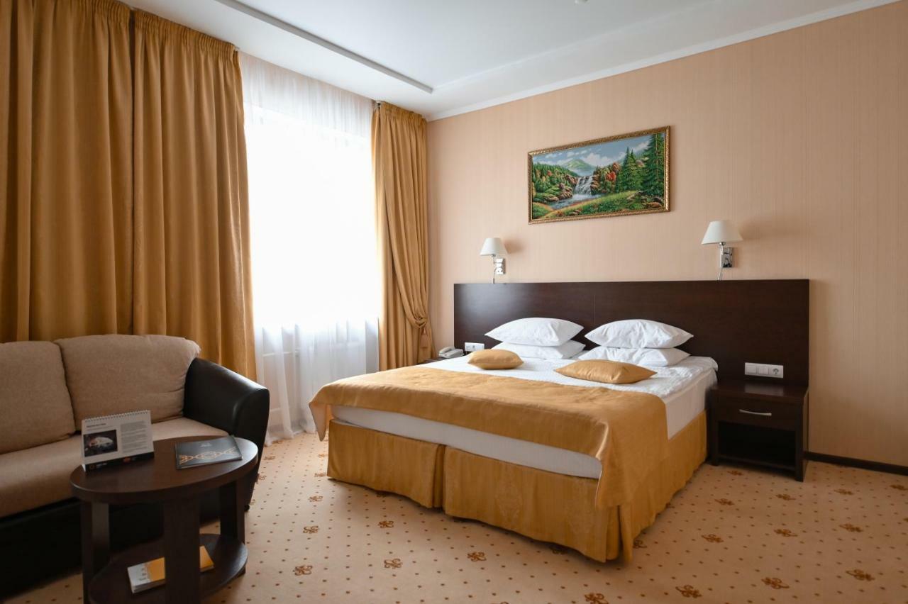 Ural Tau Hotel Ufa Exteriör bild